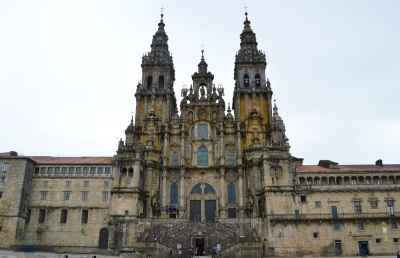 La Catedral de Santiago de Compostela: Un Viaje a la Arquitectura Sagrada, Arte Centenario y Peregrinación Espiritual